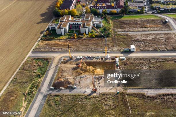 sitio de construcción y gran área de desarrollo - vista aérea - land fotografías e imágenes de stock