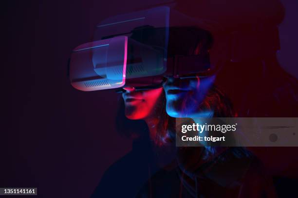 frau mit vr-brille - augmented reality stock-fotos und bilder