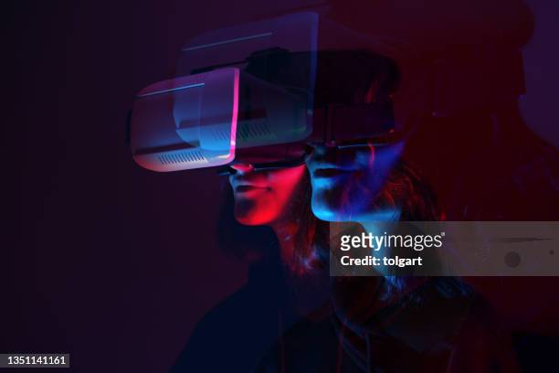 woman wearing vr glasses s - augmented reality imagens e fotografias de stock