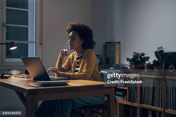 business woman using laptop computer at night - the study of pose opening night stockfoto's en -beelden