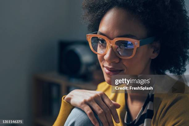 nahaufnahme foto von geschäftsfrau mit orangefarbener brille - frau gesicht brille stock-fotos und bilder