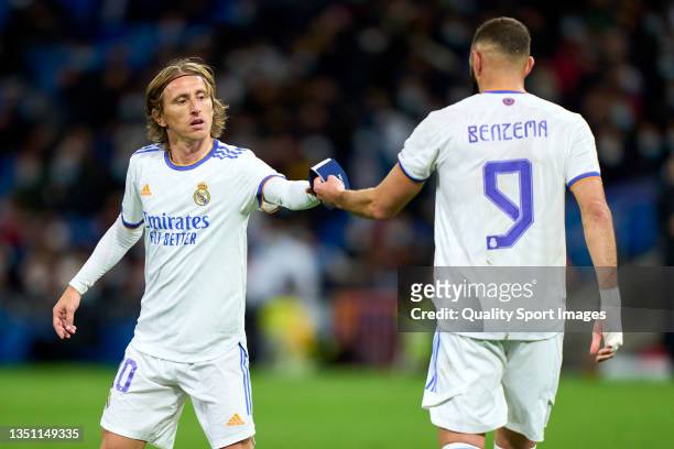 Luka Modric of Real Madrid gets the captain armband during the UEFA Champions League group D match between Real Madrid and Shakhtar Donetsk at...