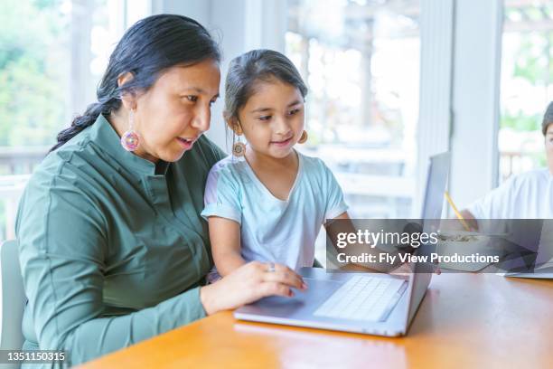 mutter, die von zu hause aus mit zu hause unterrichteten kindern arbeitet - stamm stock-fotos und bilder