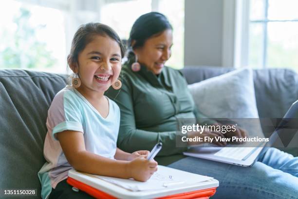 幸せなネイティブアメリカンの女の子は彼女のお母さんと時間を過ごす - indian child ストックフォトと画像