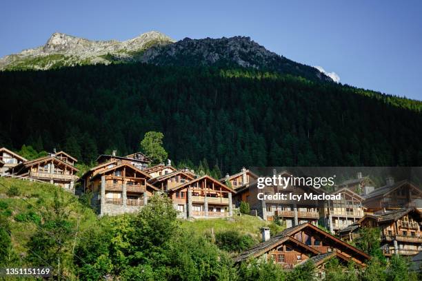 life between sky and mountain - skirestaurant stock-fotos und bilder