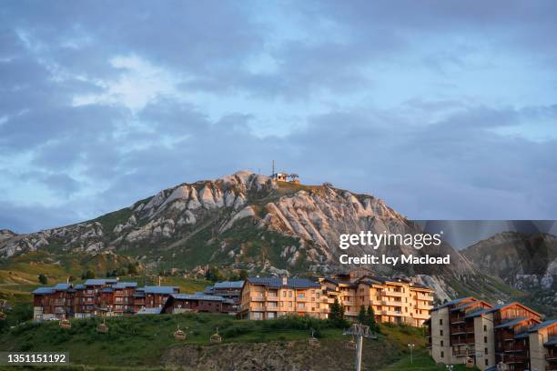 life between sky and mountain - la plagne stockfoto's en -beelden