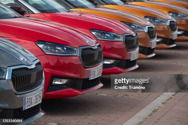 voitures colorées sur un parking - marque de voitures photos et images de collection