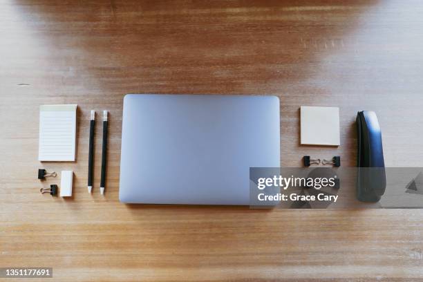 laptop and office supplies on desktop - writing instrument fotografías e imágenes de stock