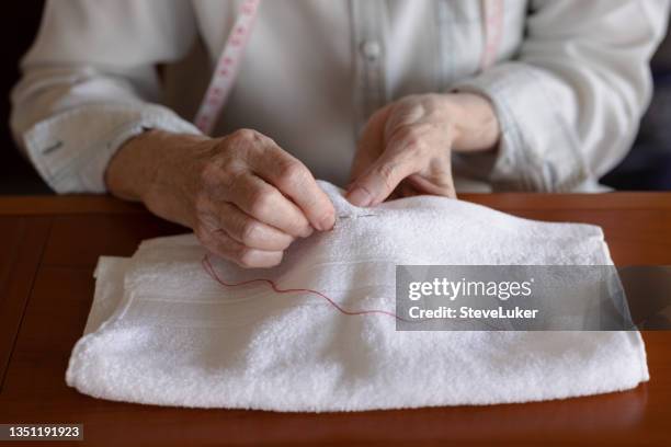 donna cucito - asciugamano foto e immagini stock