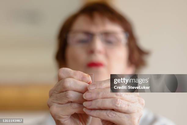 einfädeln einer nadel - einfädeln stock-fotos und bilder