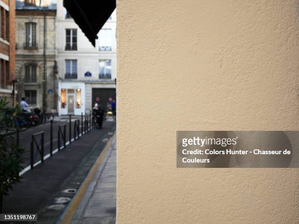 empty and clean wall and blurred street in the marais of paris - le marais stock pictures, royalty-free photos & images