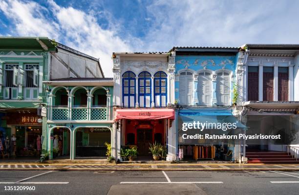 old building cino portugueses style in phuket, thailand. old building is a very famous tourist destination of phuket.old colonial style buildings in phuket old town, thailand. - old phuket town photos et images de collection