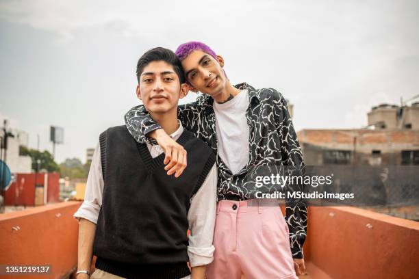 portrait of two young man at the rooftop - homocultuur stockfoto's en -beelden