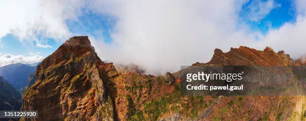 vista aérea del sendero que conduce al pico do arieiro desde el pico ruivo madeira portugal - pico do arieiro fotografías e imágenes de stock