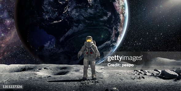 地球を背景にカメラに向かって月に立つ宇宙飛行士 地球を背景にカメラに向かって月に立つ宇宙飛行士