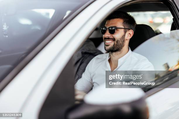 attraente uomo felice elegante in buona macchina. - driving foto e immagini stock