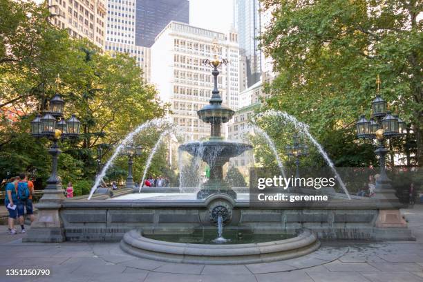 hermoso estanque y fuente en washington square park - greenwich village fotografías e imágenes de stock