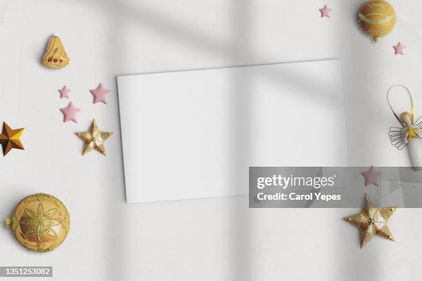 paper blank, with christmas ornaments and golden stars mockup.template - build presents suits photos et images de collection