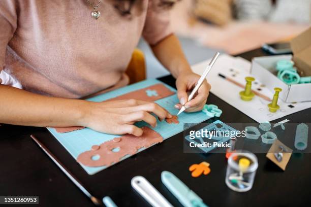 donna che disegna gioielli nel suo atelier - polimero foto e immagini stock