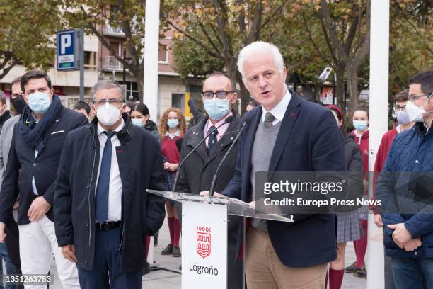 The mayor of Logroño, Pablo Hermoso de Mendoza, speaks in the concentration to observe a minute's silence in repulse for the crime of the 9-year-old...