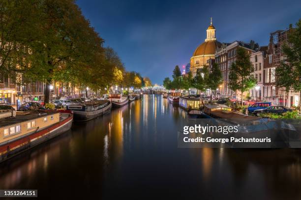 amsterdam canal at night, netherlands - amsterdam skyline stockfoto's en -beelden