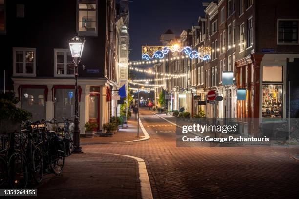 shopping street in the jordaan neighborhood of amsterdam at night - amsterdam dusk evening foto e immagini stock