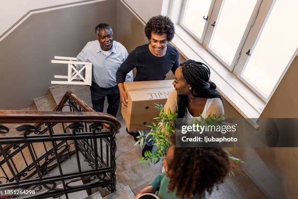 primer plano de una familia africana que se muda a casa - physical activity fotografías e imágenes de stock