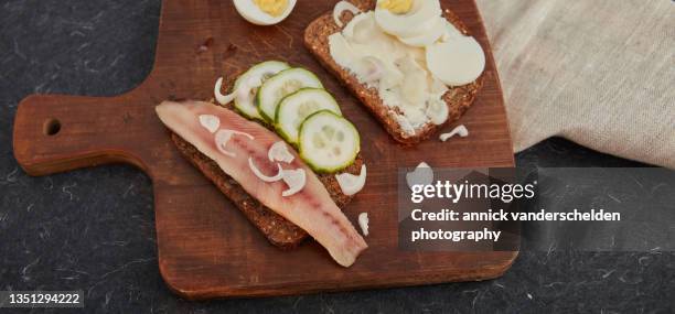 red herring sandwich - zout smaakstof stockfoto's en -beelden