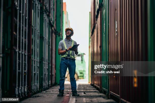 container-docker, die im hafen arbeiten - shipyard stock-fotos und bilder