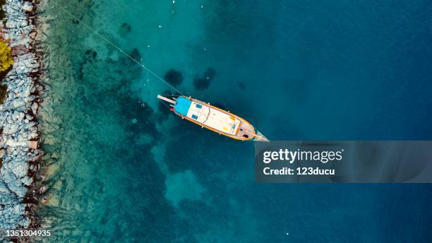 vue aérienne de yatch - bateau croisiere photos et images de collection