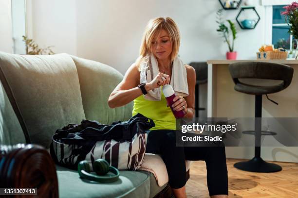 athletic woman getting ready for a jogging - gymtas stockfoto's en -beelden