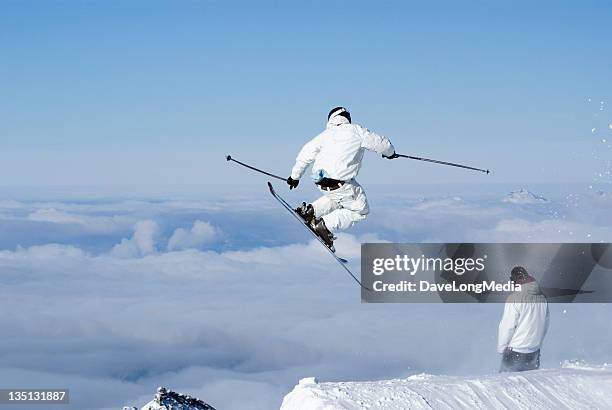 extreme persona esquiando - freestyle skiing fotografías e imágenes de stock