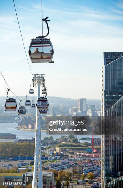 view south along the thames from emirates air line overhead cable car, london, england, uk - the o2 england 個照片及圖片檔