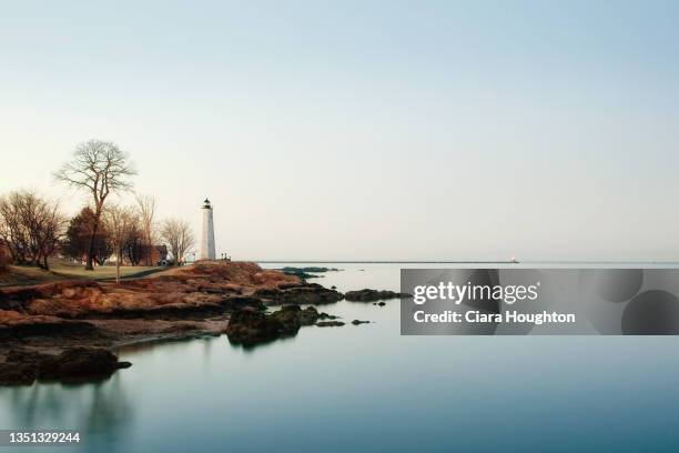 a lighthouse stands watch over the waters - new haven fotografías e imágenes de stock