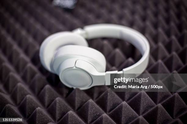 close-up of headphones on table - hands free apparaat stockfoto's en -beelden
