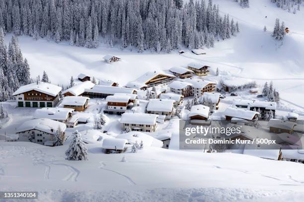 high angle view of snow covered houses and trees,lech,austria - estância de esqui de lech imagens e fotografias de stock