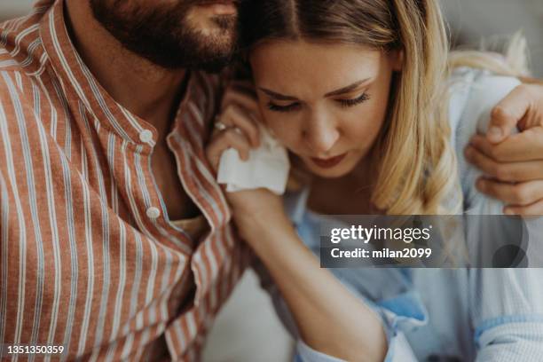 crying - couple unhappy stockfoto's en -beelden