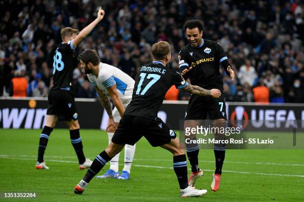 Felipe Anderson of SS Lazio celebrates after scoring the first goal of his team with his team mates during the UEFA Europa League group E match...