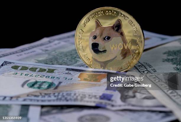 cryptocurrency dogecoin on 100 usd bills - dogecoin photos et images de collection