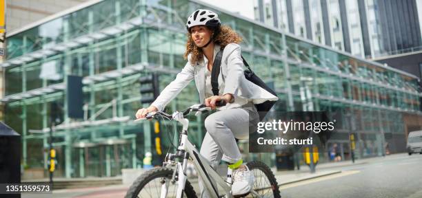 サイクリング通勤者 - cycling ストックフォトと画像