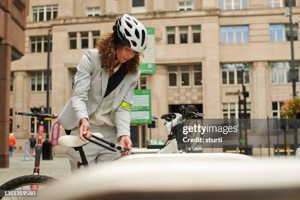 pendler verriegelt ihr fahrrad - fahrradschloss stock-fotos und bilder