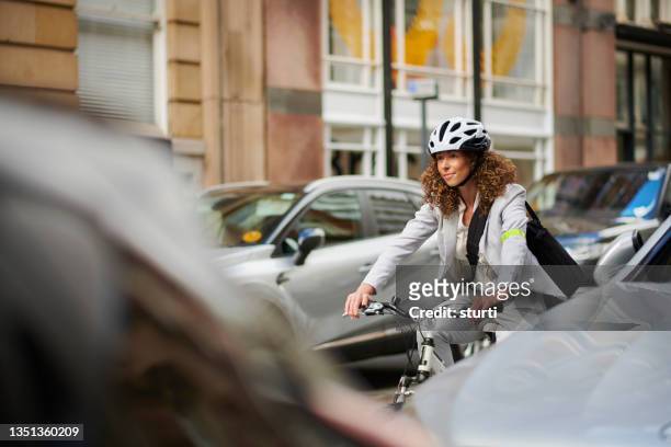 radfahrer schlägt den verkehr - cycling helmet stock-fotos und bilder