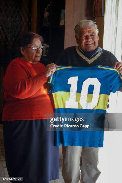Parents of Diego Armando Maradona, Dalma Salvadora Franco and Diego Maradona Senior hold the jersey of Boca Jrs. With the number 10 from their son,...