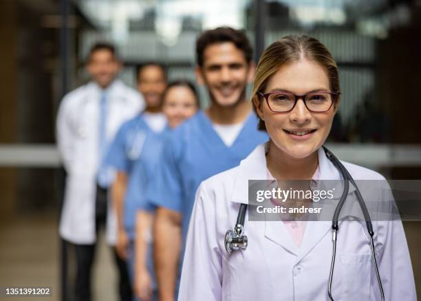 médico que dirige a un grupo de proveedores de atención médica en el hospital - resident fotografías e imágenes de stock