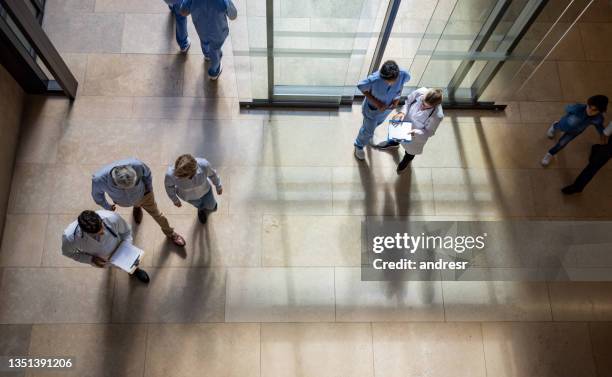 pazienti e medici che entrano ed escono dall'ospedale - corridor foto e immagini stock