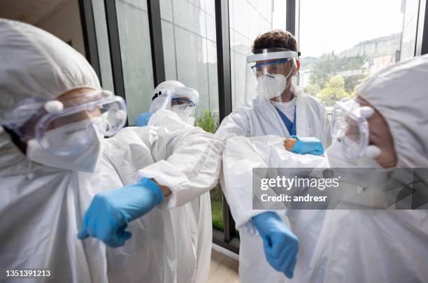 los médicos se saludan con un golpe en el codo en el hospital - nhs staff fotografías e imágenes de stock