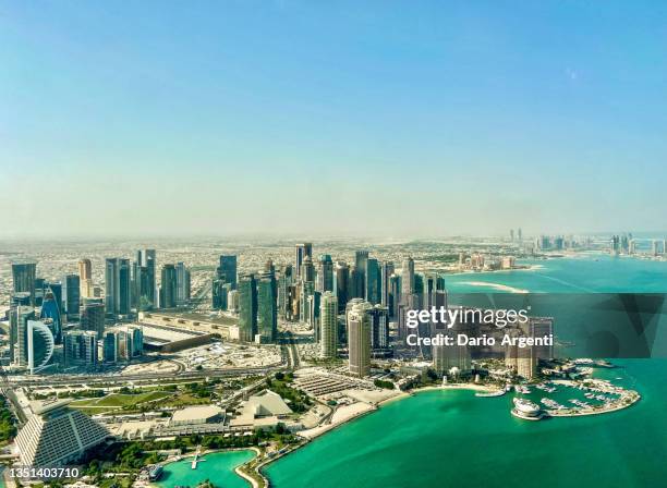 doha from above - doha fotografías e imágenes de stock