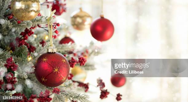weihnachtsbaum vor dem fenster - weihnachtsfeier stock-fotos und bilder