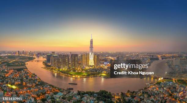 vista aérea de la ciudad de ho chi minh, vietnam, rascacielos de belleza a lo largo de la luz del río suave hacia el desarrollo urbano - saigon river fotografías e imágenes de stock