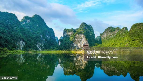 bootshöhlentour in trang an scenic landscape. trang an gehört zum unesco-weltkulturerbe. es ist halong bay auf land ninh binh provinz, vietnam - vietnam stock-fotos und bilder